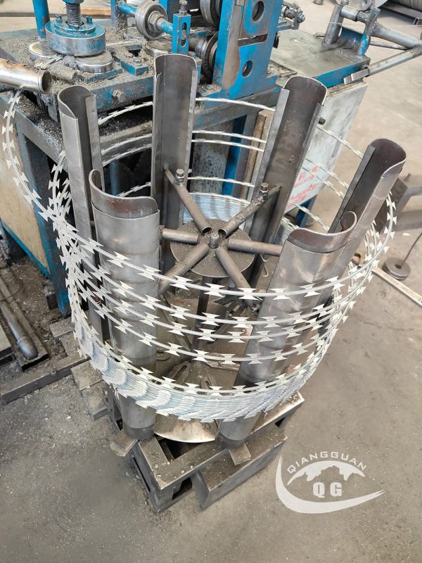Heavy-Duty Concertina Razor Wire (3) Heavy-Duty Concertina Razor Wire