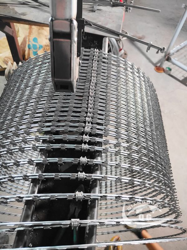 Heavy-Duty Concertina Razor Wire (4) Heavy-Duty Concertina Razor Wire